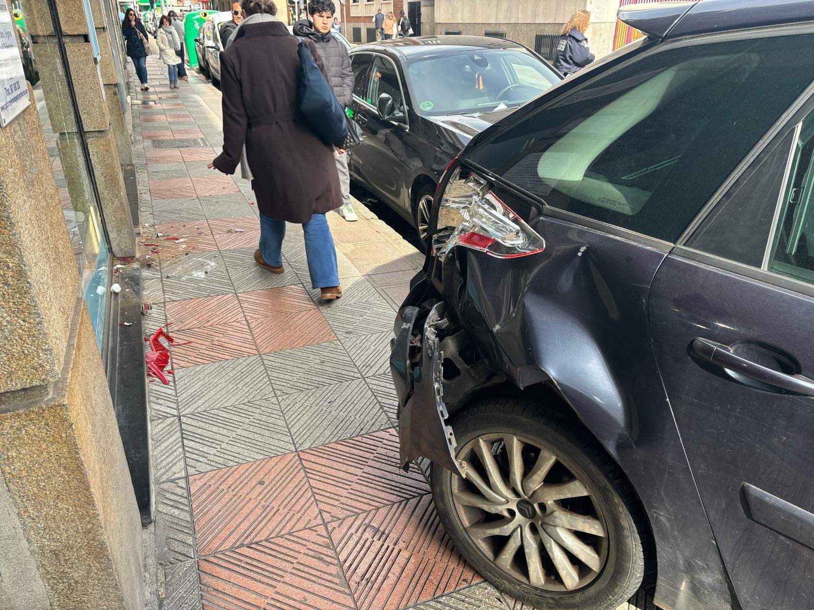 Un coche se sube a la acera y atropella a un hombre en la calle Santa Nonia de León Un coche se sube a la acera y atropella a un hombre en la calle Santa Nonia de León