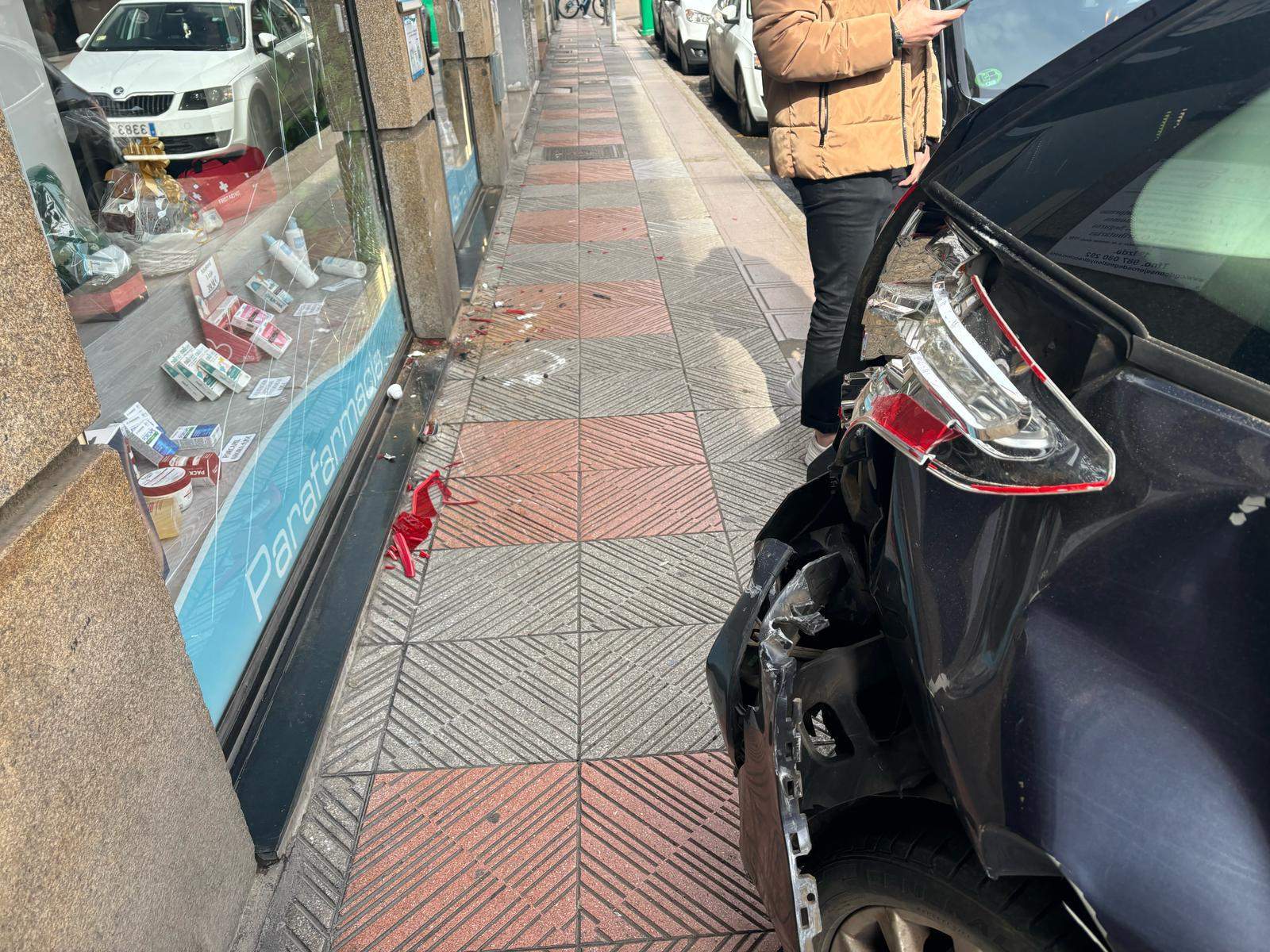 Un coche se sube a la acera y atropella a un hombre en la calle Santa Nonia de León Un coche se sube a la acera y atropella a un hombre en la calle Santa Nonia de León