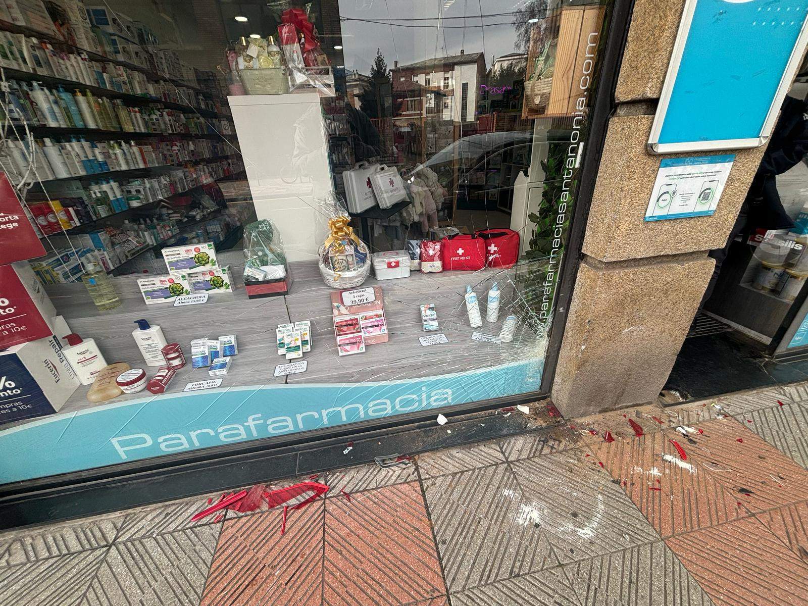 Un coche se sube a la acera y atropella a un hombre en la calle Santa Nonia de León Un coche se sube a la acera y atropella a un hombre en la calle Santa Nonia de León