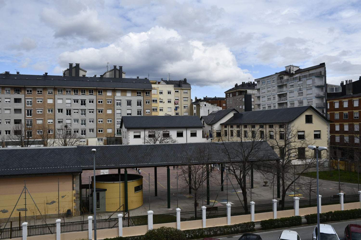 Colegio Valentín García Yebra de Ponferrada | Las lluvias y el tiempo inestable 'pasan lista' en la vuelta al cole del Bierzo y Laciana