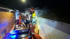 Imagen de archivo de los bomberos de la Diputación en un incendio en una vivienda