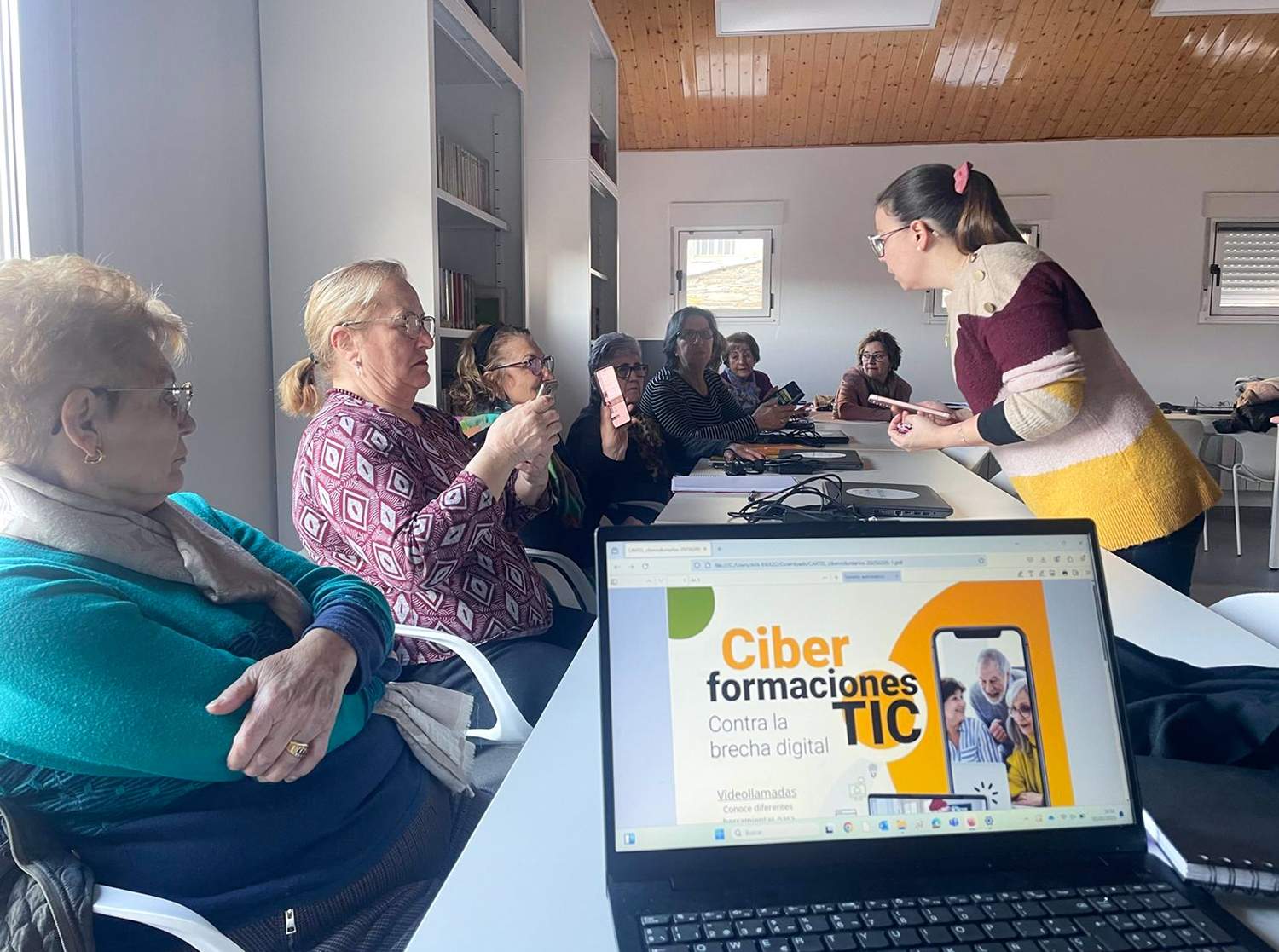 La Fundación Cupa Group y Afa Bierzo acercan las nuevas tecnologías a personas mayores en Puente de Domingo Flórez La Fundación Cupa Group y Afa Bierzo acercan las nuevas tecnologías a personas mayores en Puente de Domingo Flórez