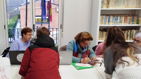 La Fundación Cupa Group y Afa Bierzo acercan las nuevas tecnologías a personas mayores en Puente de Domingo Flórez.