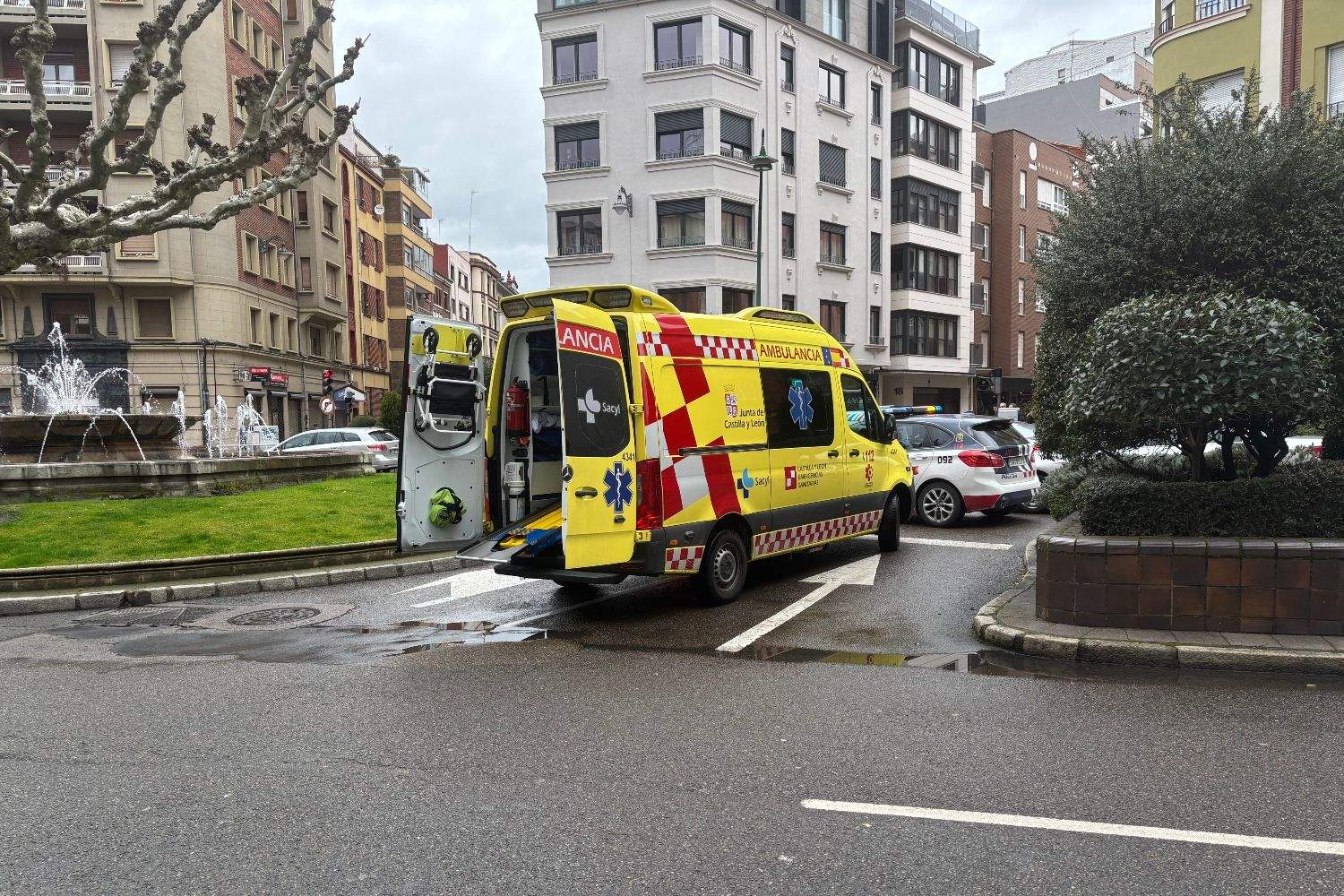 Ambulancia que traslado a la mujer atropellada al Hospital de León Ambulancia que traslado a la mujer atropellada al Hospital de León