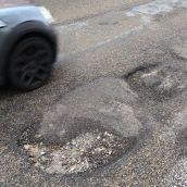 UPL exige el arreglo de la calzada y la limpieza de la acera en la calle Riosol de León