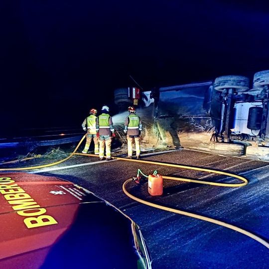 Imagen de archivo de un camión volcado en la provincia de León