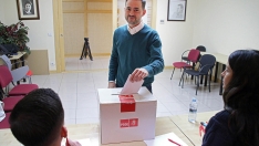 El candidato Diego Moreno votando en las primarias del PSOE de León.