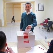 El candidato Diego Moreno votando en las primarias del PSOE de León.