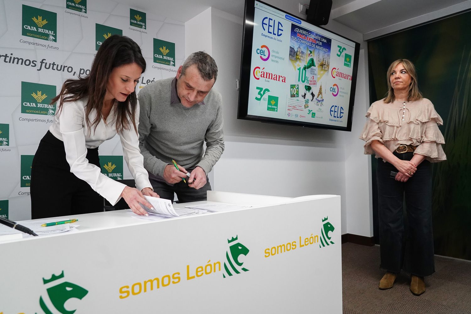 Caja Rural entrega las pagas extra de su campaña de Navidad | Campillo / ICAL