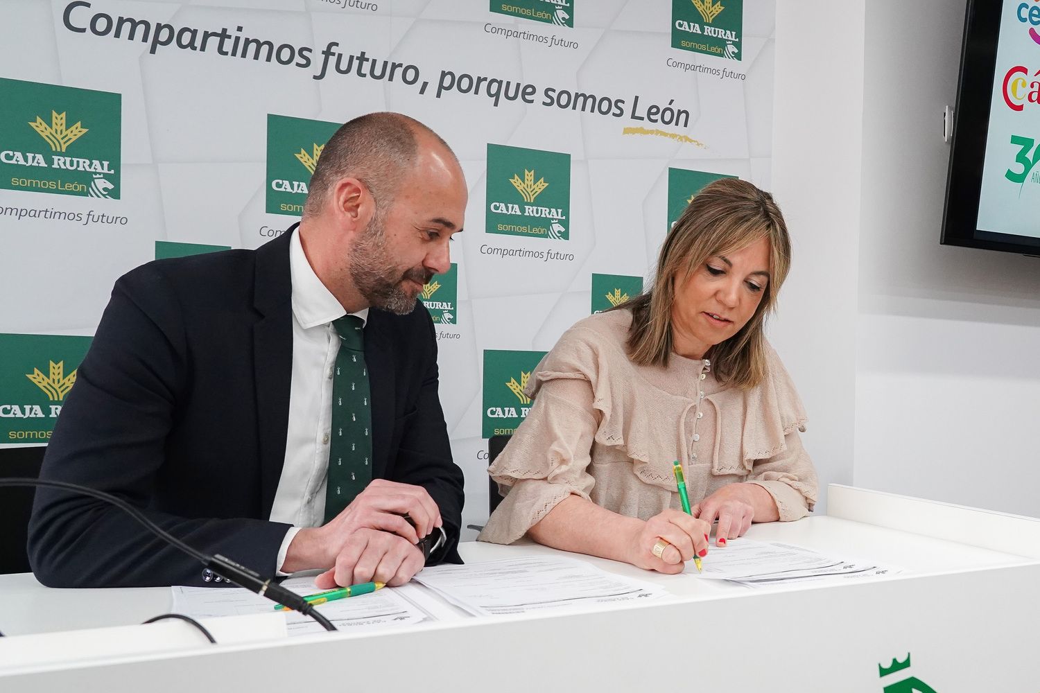 Caja Rural entrega las pagas extra de su campaña de Navidad | Campillo / ICAL