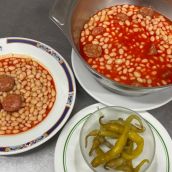Plato de alubias que prepara la Cervecería La Penúltima durante las I Jornadas Gastronómicas de la Alubia 