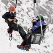 El Grupo de Emergencias e Intervención en Montaña de Sabero y personal de la estación de esquí de San Isidro llevan a cabo una práctica de evacuación en telesilla| Campillo / ICAL