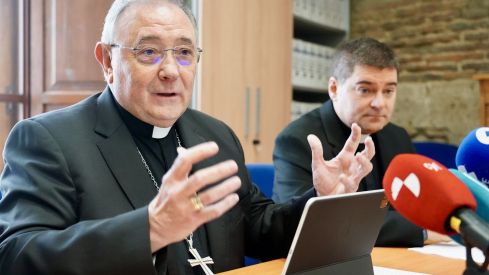 El obispo de León, Luis Ángel de las Heras, y el vicario general de la Diócesis, Luis García, presentan los Premios San Froilán | Campillo / ICAL 