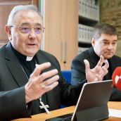 El obispo de León, Luis Ángel de las Heras, y el vicario general de la Diócesis, Luis García, presentan los Premios San Froilán | Campillo / ICAL 