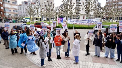 Concentración de los veterinarios de León por el uso de medicamentos | Campillo / ICAL