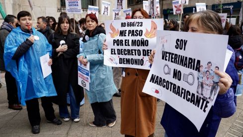 Concentración de los veterinarios de León por el uso de medicamentos | Campillo / ICAL