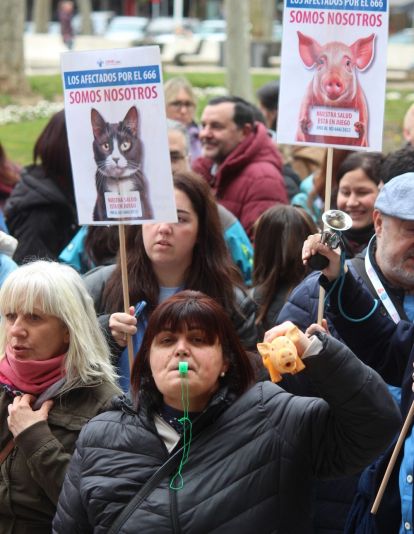 Concentración de los veterinarios de León por el uso de medicamentos | José Martín