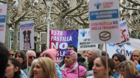 Concentración de los veterinarios de León por el uso de medicamentos | José Martín