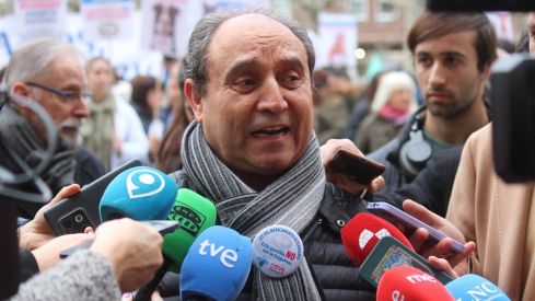 Manuel Martínez, presidente del sindicato de veterinarios de León en la concentración de los veterinarios de León por el uso de medicamentos | José Martín