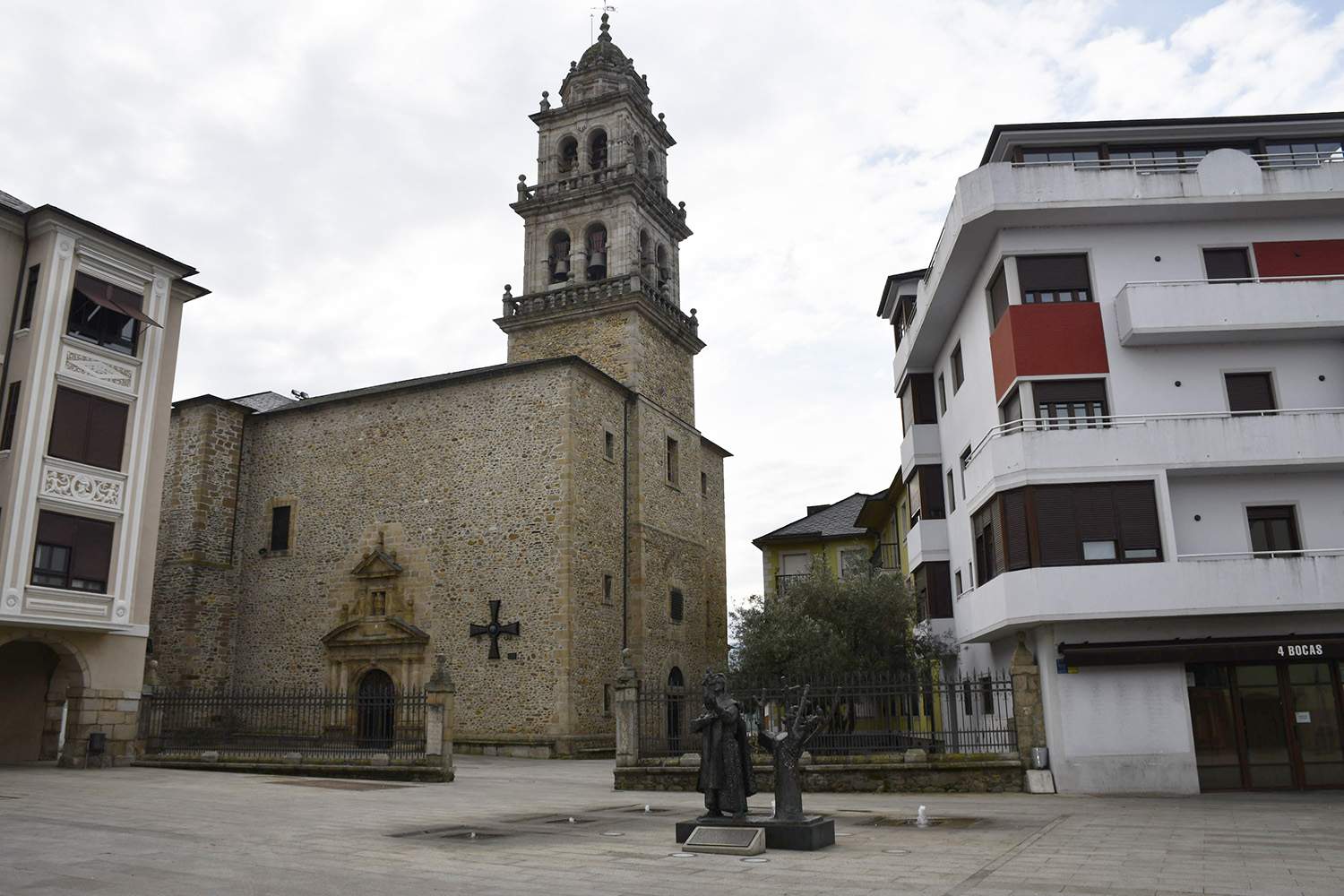Plaza y Basilica de la Encina
