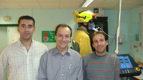 VillaVicente en el centro con su grupo de investigación en el laboratorio de FCAFD (1)