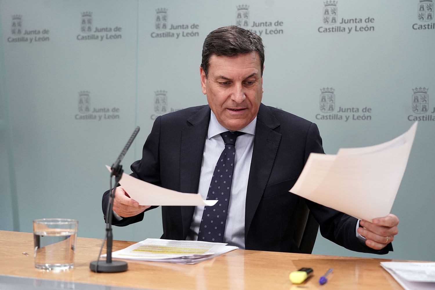 Rubén Cacho ICAL . El consejero de Economía y Hacienda y portavoz, Carlos Fernández Carriedo, comparece en rueda de prensa posterior al Consejo de Gobierno