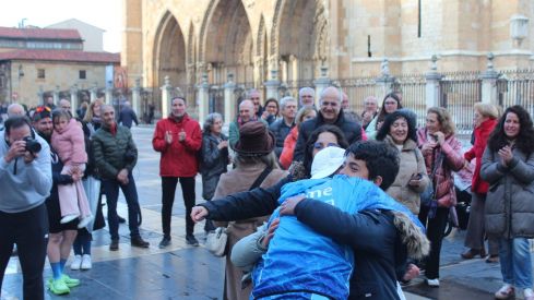 Llegada de Iván Álvarez a León tras abandonar el reto del Camino de Santiago | José Martín