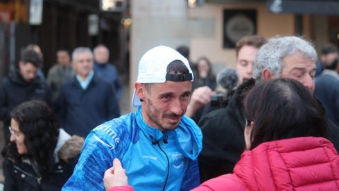 Llegada de Iván Álvarez a León tras abandonar el reto del Camino de Santiago | José Martín