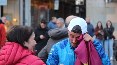 Llegada de Iván Álvarez a León tras abandonar el reto del Camino de Santiago | José Martín