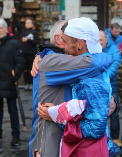 Llegada de Iván Álvarez a León tras abandonar el reto del Camino de Santiago | José Martín