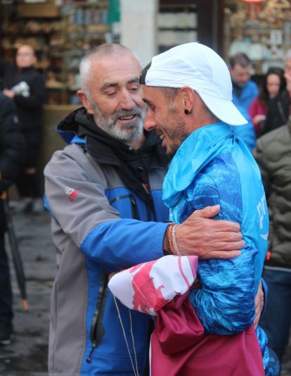 Llegada de Iván Álvarez a León tras abandonar el reto del Camino de Santiago | José Martín