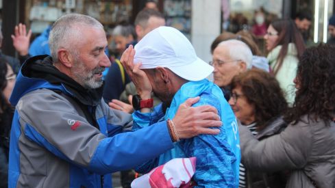 Llegada de Iván Álvarez a León tras abandonar el reto del Camino de Santiago | José Martín