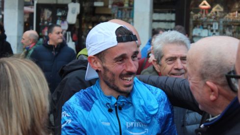 Llegada de Iván Álvarez a León tras abandonar el reto del Camino de Santiago | José Martín