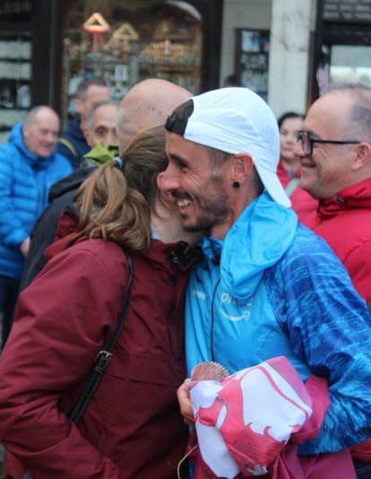 Llegada de Iván Álvarez a León tras abandonar el reto del Camino de Santiago | José Martín