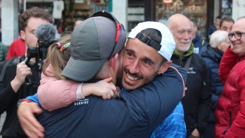 Llegada de Iván Álvarez a León tras abandonar el reto del Camino de Santiago | José Martín