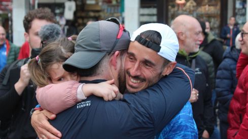 Llegada de Iván Álvarez a León tras abandonar el reto del Camino de Santiago | José Martín