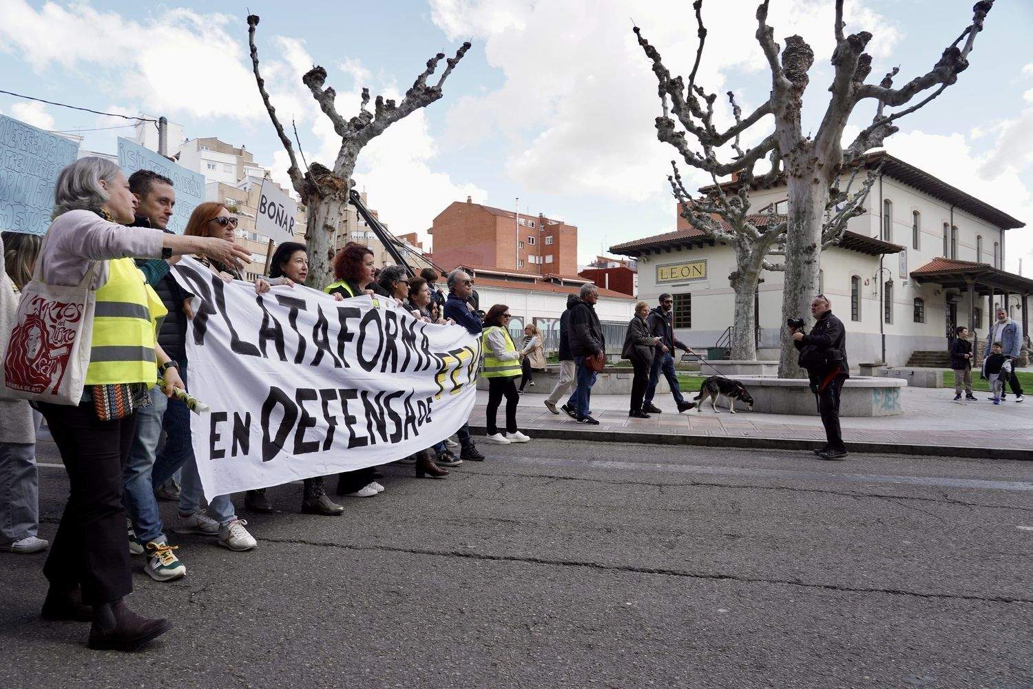 La Plataforma en Defensa de Feve en León convoca una manifestación con salida de la iglesia de Las Ventas para concluir con una cacerolada ante la Subdelegación del Gobierno | Campillo / ICAL