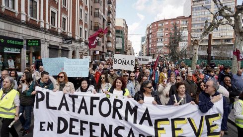 La Plataforma en Defensa de Feve en León convoca una manifestación con salida de la iglesia de Las Ventas para concluir con una cacerolada ante la Subdelegación del Gobierno | Campillo / ICAL
