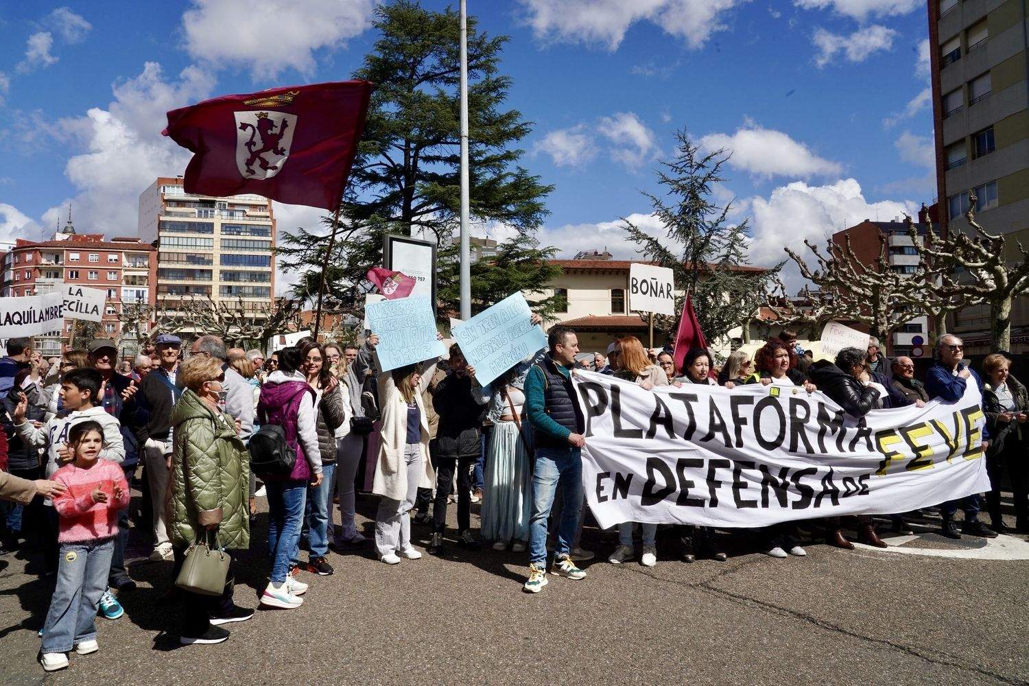 La Plataforma en Defensa de Feve en León convoca una manifestación con salida de la iglesia de Las Ventas para concluir con una cacerolada ante la Subdelegación del Gobierno | Campillo / ICAL