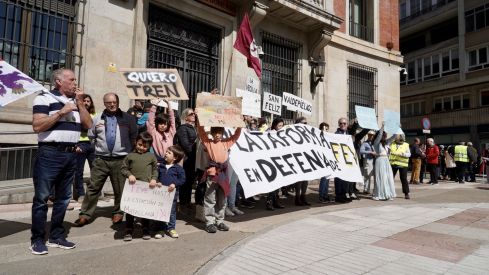 La Plataforma en Defensa de Feve en León convoca una manifestación con salida de la iglesia de Las Ventas para concluir con una cacerolada ante la Subdelegación del Gobierno | Campillo / ICAL