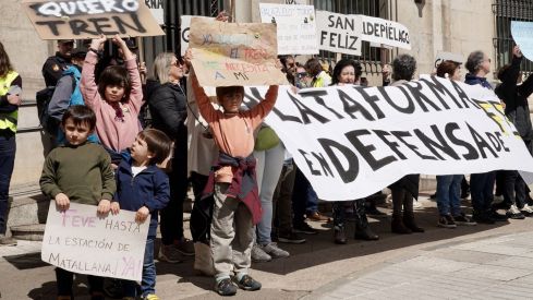 La Plataforma en Defensa de Feve en León convoca una manifestación con salida de la iglesia de Las Ventas para concluir con una cacerolada ante la Subdelegación del Gobierno | Campillo / ICAL