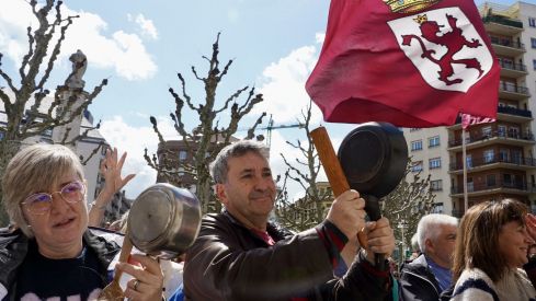 La Plataforma en Defensa de Feve en León convoca una manifestación con salida de la iglesia de Las Ventas para concluir con una cacerolada ante la Subdelegación del Gobierno | Campillo / ICAL