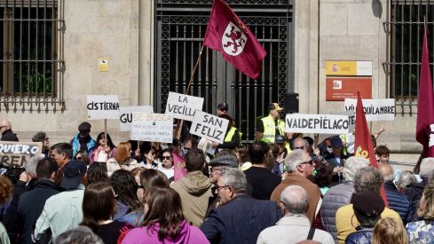 La Plataforma en Defensa de Feve en León convoca una manifestación con salida de la iglesia de Las Ventas para concluir con una cacerolada ante la Subdelegación del Gobierno | Campillo / ICAL