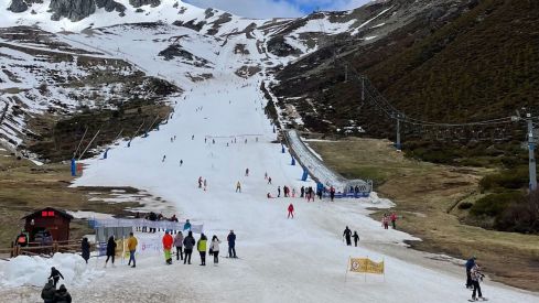 La estación de San Isidro recibe 1.200 esquiadores en el primer fin de semana de abril