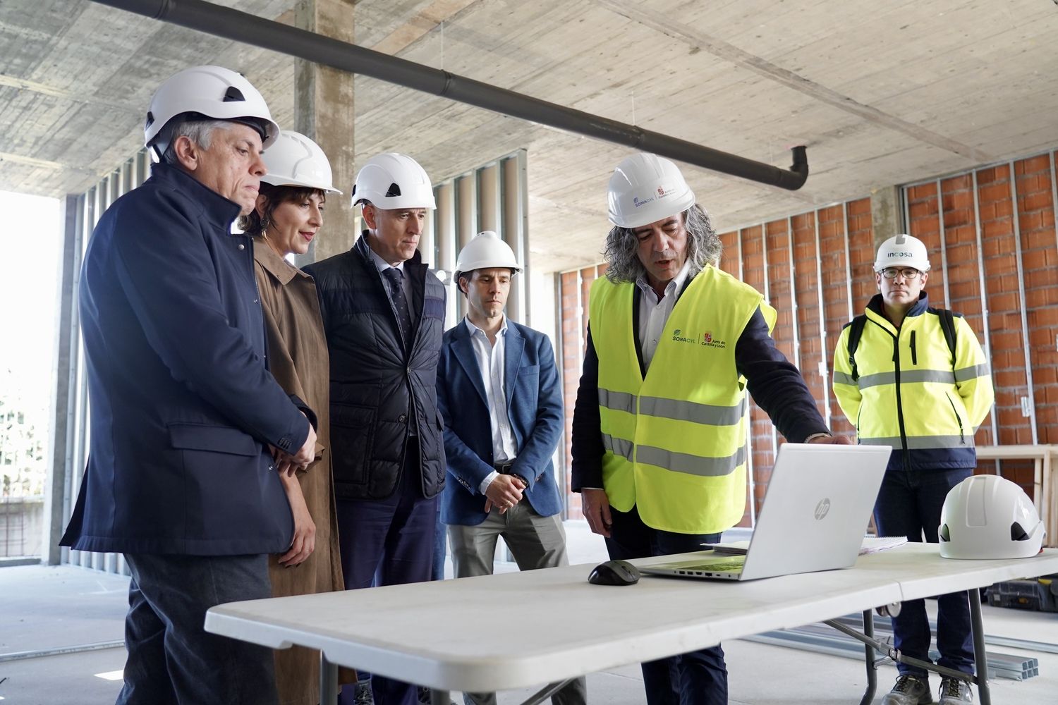 El director general de Telecomunicaciones y Administración Digital de la Junta, Antonio Ibáñez, visita las obras de la nueva sede de Scayle acompañado por el alcalde de León, José Antonio Díez, y la directora de la Fundación Centro de Supercomputación, Hilde Pérez | Campillo / ICAL