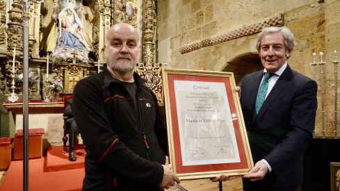 La Cámara de Comercio de León entrega el título de ‘Personaje Singular’ de la Semana Santa al fotoperiodista Mauricio Peña | Campillo / ICAL