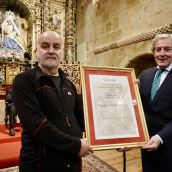 La Cámara de Comercio de León entrega el título de ‘Personaje Singular’ de la Semana Santa al fotoperiodista Mauricio Peña | Campillo / ICAL