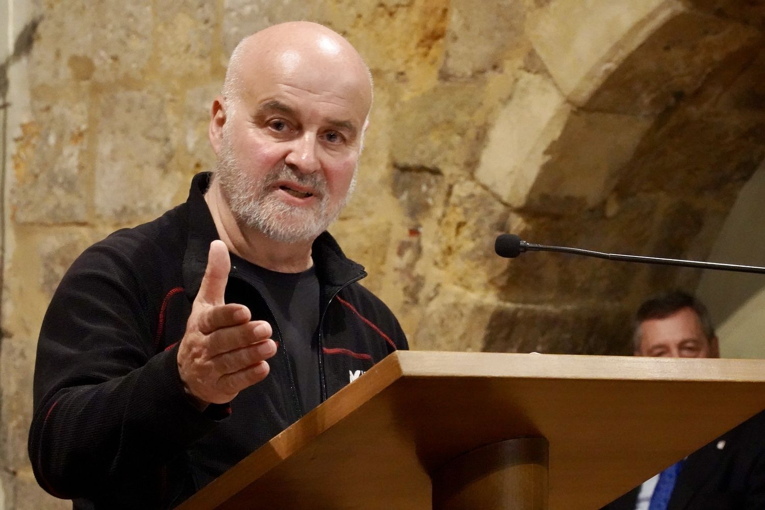 La Cámara de Comercio de León entrega el título de ‘Personaje Singular’ de la Semana Santa al fotoperiodista Mauricio Peña | Campillo / ICAL