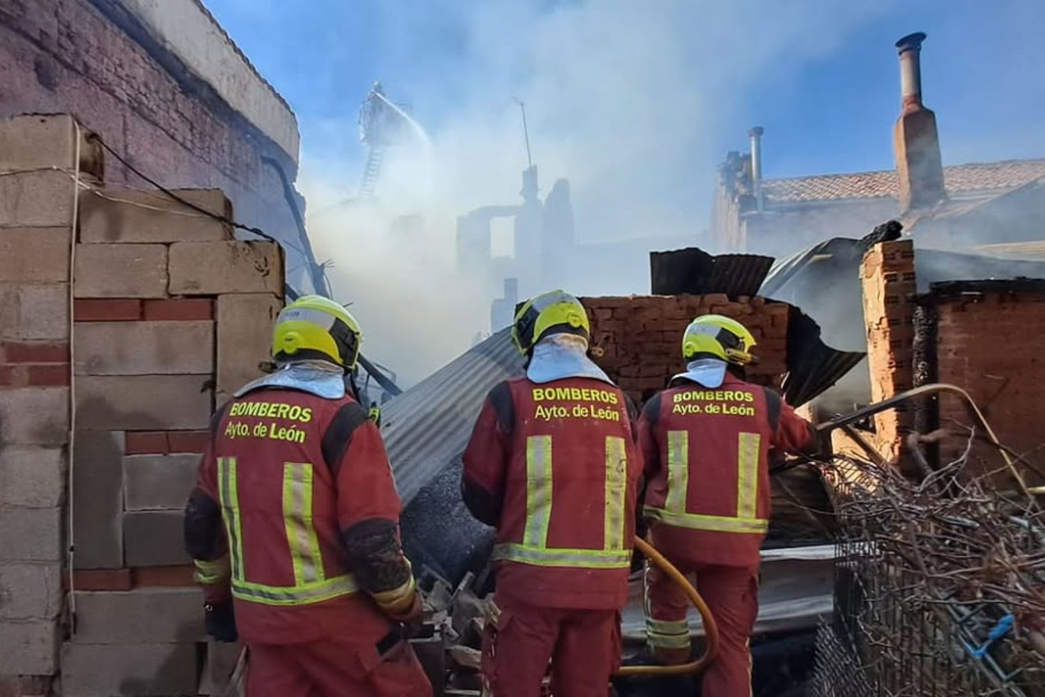 Un incendio calcina una vivienda en Roderos (León) | Bomberos de León