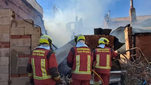Un incendio calcina una vivienda en Roderos (León) | Bomberos de León